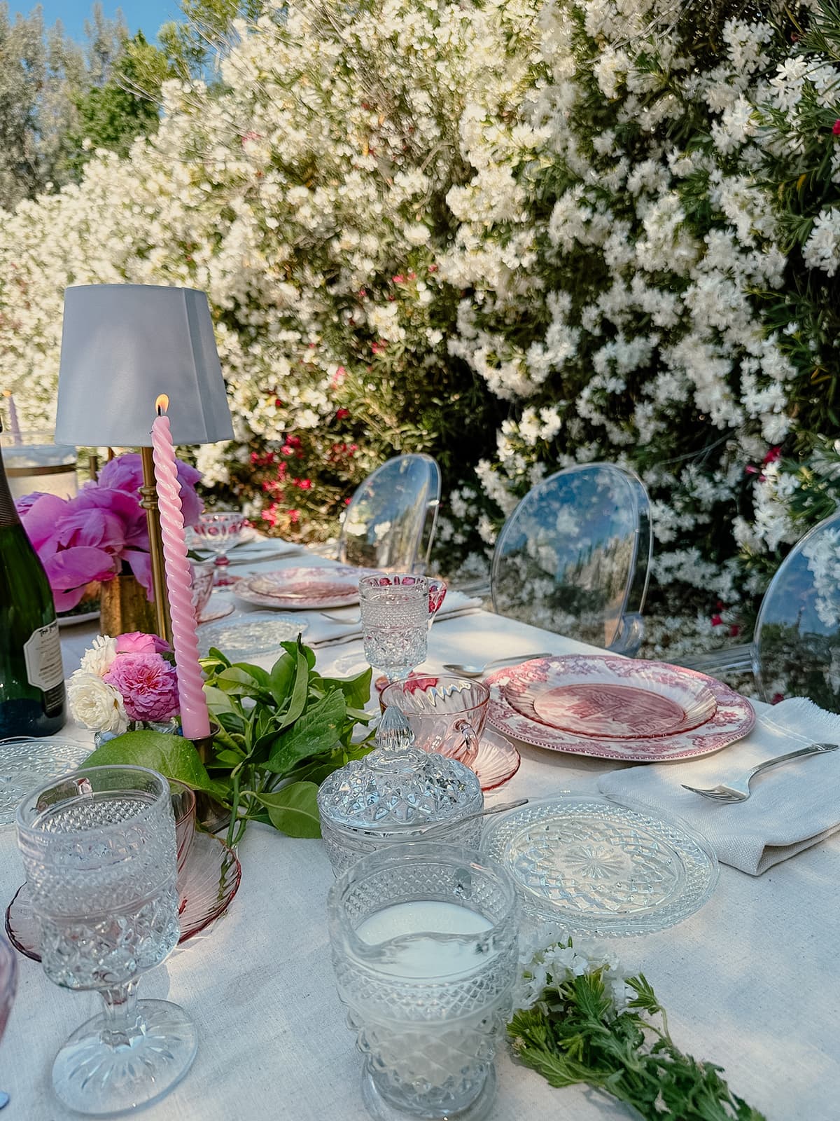 Casual table setting with laid-back decor and vintage tableware for intimate gathering in Bakersfield