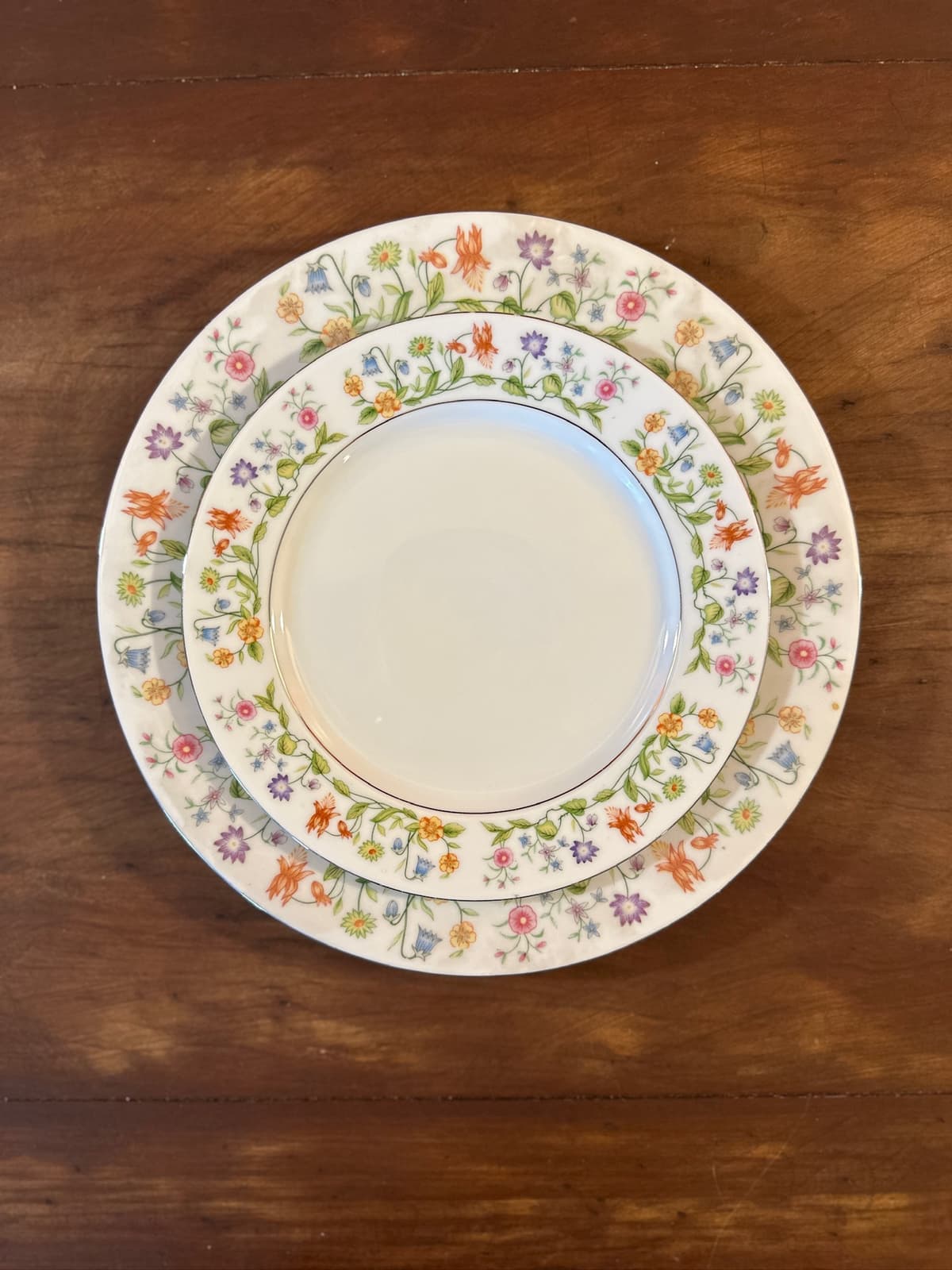 Vintage-inspired table runners for added flair